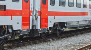 Бърз влак блъсна и уби мъж в района на гарата