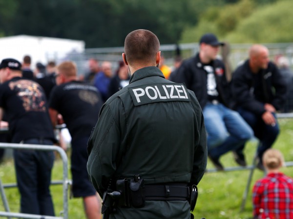 Германската полиция разследва серия от сблъсъци с участието на около