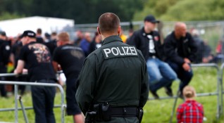 Германската полиция разследва серия от сблъсъци с участието на около