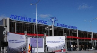 Летище Бургас е затворено за полети заради аварийно кацане на