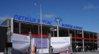 Летище Бургас вече работи нормално Аеропортът бе затворен около 2