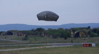 Въздушен десант на летище Безмер и транспортиране на американски бойни