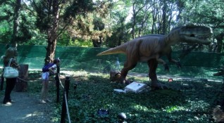 Повече от 20 динозаври плъзнаха в Морската градина във Варна