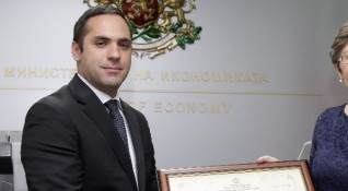 Министърът на икономиката Емил Караниколов смята че чрез диалог ще
