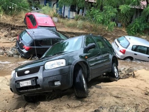Българите, чиито коли пострадаха от потопа в Халкидики преди дни,