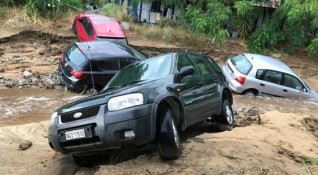 Българите чиито коли пострадаха от потопа в Халкидики преди дни