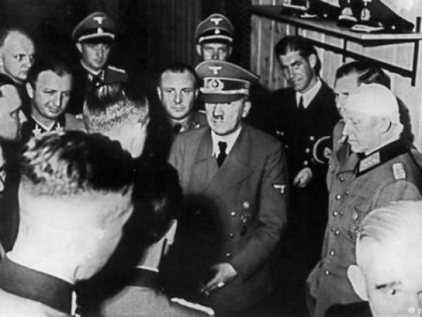 Непосредствено след атентата: Хитлер и хора от обкръжението му се