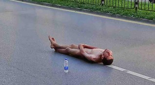Снимка Facebook1234Чисто гол мъж е изкочил на пътното платно и