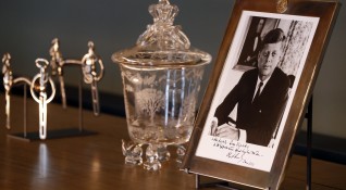 Джон Кенеди й подарил снимка с посвещение Мандела стенен