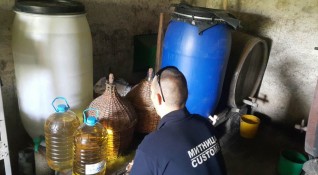 Митничари от Лом хванаха 266 литра домашна ракия по обява