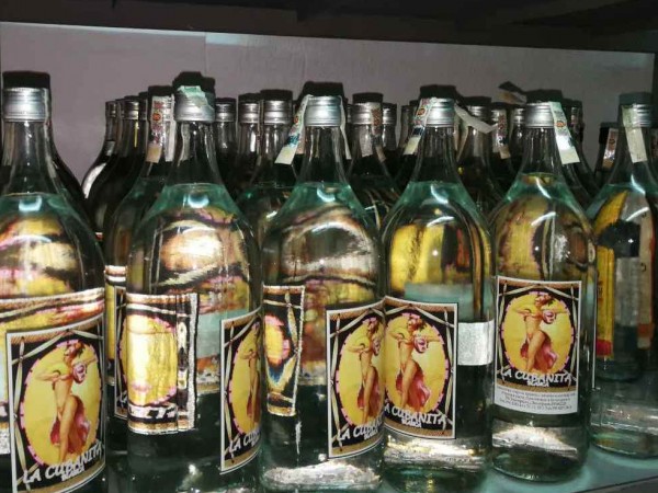 Митничари откриха алкохол с неправилно залепени бандероли при проверка на