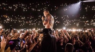 След изненадващата новина за смъртта на вокалиста на Linkin Park
