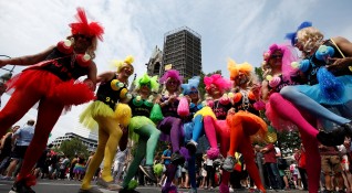 Хиляди танцуват днес по улиците на Берлин и сред тях