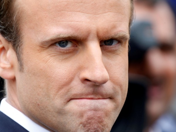 Популярността на президента Еманюел Макрон сред французите рязко е спаднала