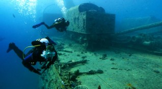 Британски търсачи на съкровища откриха потънал кораб с контейнер в