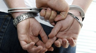 Дупнишки полицаи са задържали 35 годишен мъж за опит за извършване