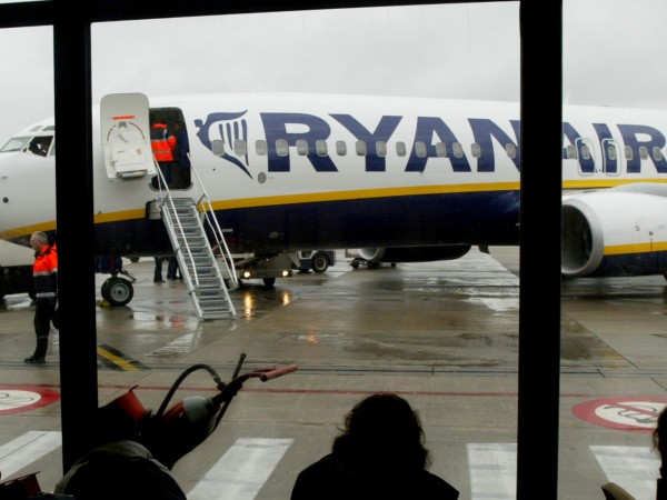 От нискотарифния авиопревозвач Ryanair призоваха пътниците си да не "мрънкат",