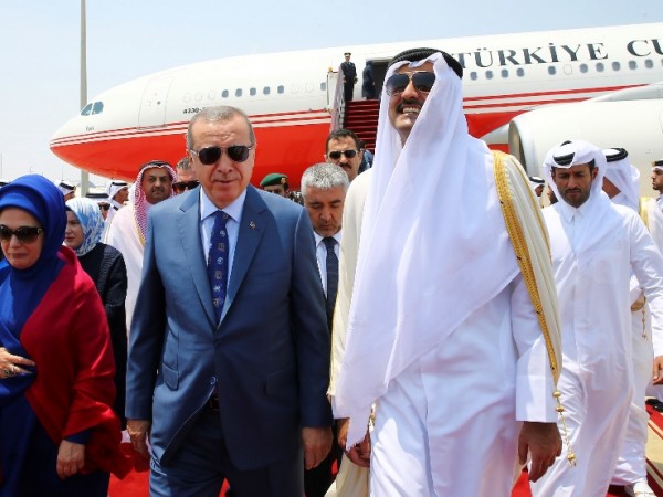 Турският президент Реджеп Тайип Ердоган и емирът на Катар Тамим