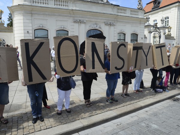 Полският президент Анджей Дуда изглежда отстъпи пред натиска на протестите,