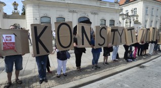 Полският президент Анджей Дуда изглежда отстъпи пред натиска на протестите