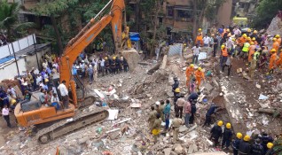 Пететажна сграда рухна в Мумбай финансовата столица на Индия Единайсет