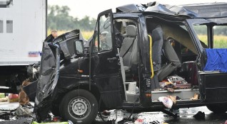 Български бус и полски камион се сблъскаха в жестока катастрофа