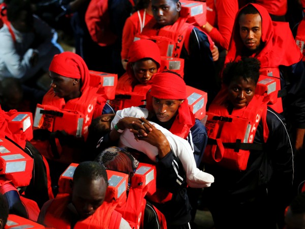 Единайсет тела бяха открити в гумена лодка, а 167 души