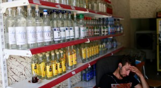 Село в Киргизстан забрани алкохола като унищожи всички налични спиртни