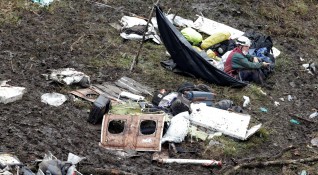 Четирима души загинаха при катастрофа на малък самолет на магистрала