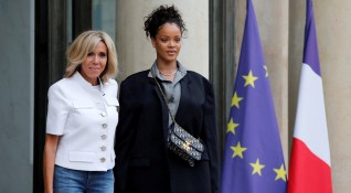 Френската първа дама Брижит Макрон посрещна поп иконата Риана в