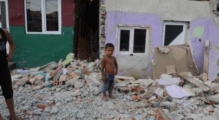 Ромска майка на 9 деца която живее в имот на
