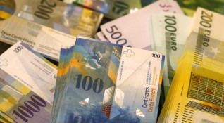Младежи забравиха чанта с 6 000 евро на пейка до