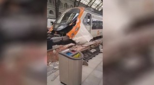 Влак в Барселона дерайлира и в резултат най малко 48 човека