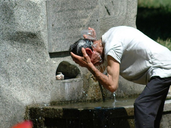 Спирането на топлата вода в половин София се отлага за