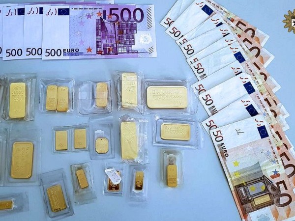 Чанта, пълна с 3500 евро и 22 кюлчета злато с