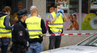 Германската полиция претърси бежански център в който е живял нападателят