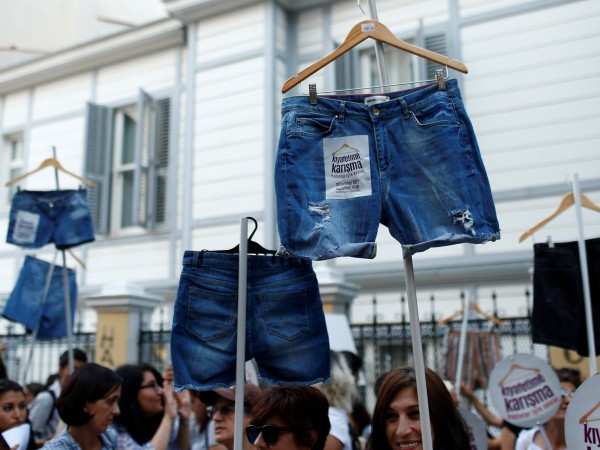 Няколкостотин турски жени се включиха в шествие в най-големия град