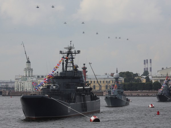 Президентът на Русия Владимир Путин обходи с катер корабите, които