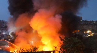 Пожар избухна снощи в рафинерията на Шел в Ротердам най голямата