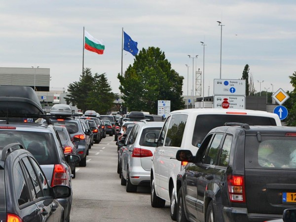 Трафикът на българо-гръцката граница на ГКПП "Маказа" е изключително натоварен,