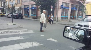 Дядо стопаджия скача директно в автомобилите на кюстендилци по светофарите