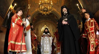 Десетки вярващи посрещнаха мощите на св Панталеймон в Руския храм подворие