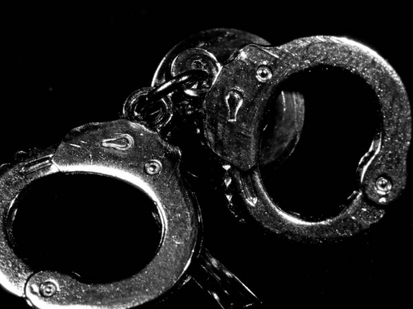 Полицаи от Плевен задържаха 19-годишен телефонен измамник, съобщиха от МВР.Разследването