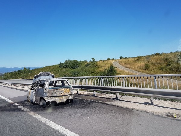 Автомобил изгоря изцяло на автомагистрала "Люлин" в понеделник следобед. Потъналата
