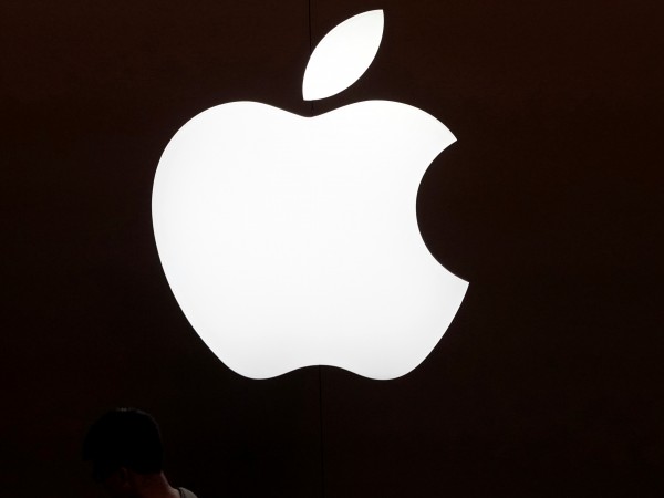 Американският технологичен концерн Apple Inc обяви че премахва услугите си