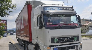 Тежкотоварен камион аварира на магистрала Струма Шофьорите да се движат