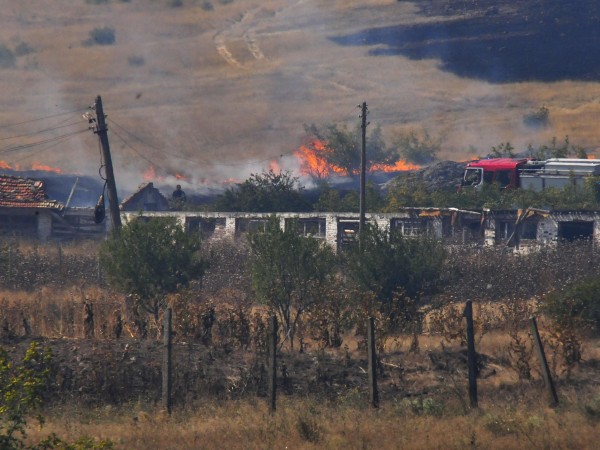 В бургаското вилно селище Изворище огънят засегна 10-12 къщи и