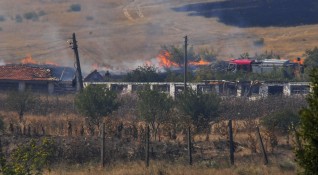 В бургаското вилно селище Изворище огънят засегна 10 12 къщи и