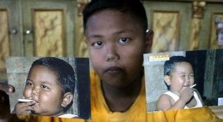 Помните ли 2 годишното индонезийско дете което пушеше по 40 цигари