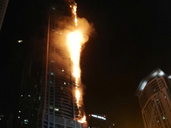 Голям пожар избухна в 79-етажния небостъргач "Торч Тауър" в Дубай,